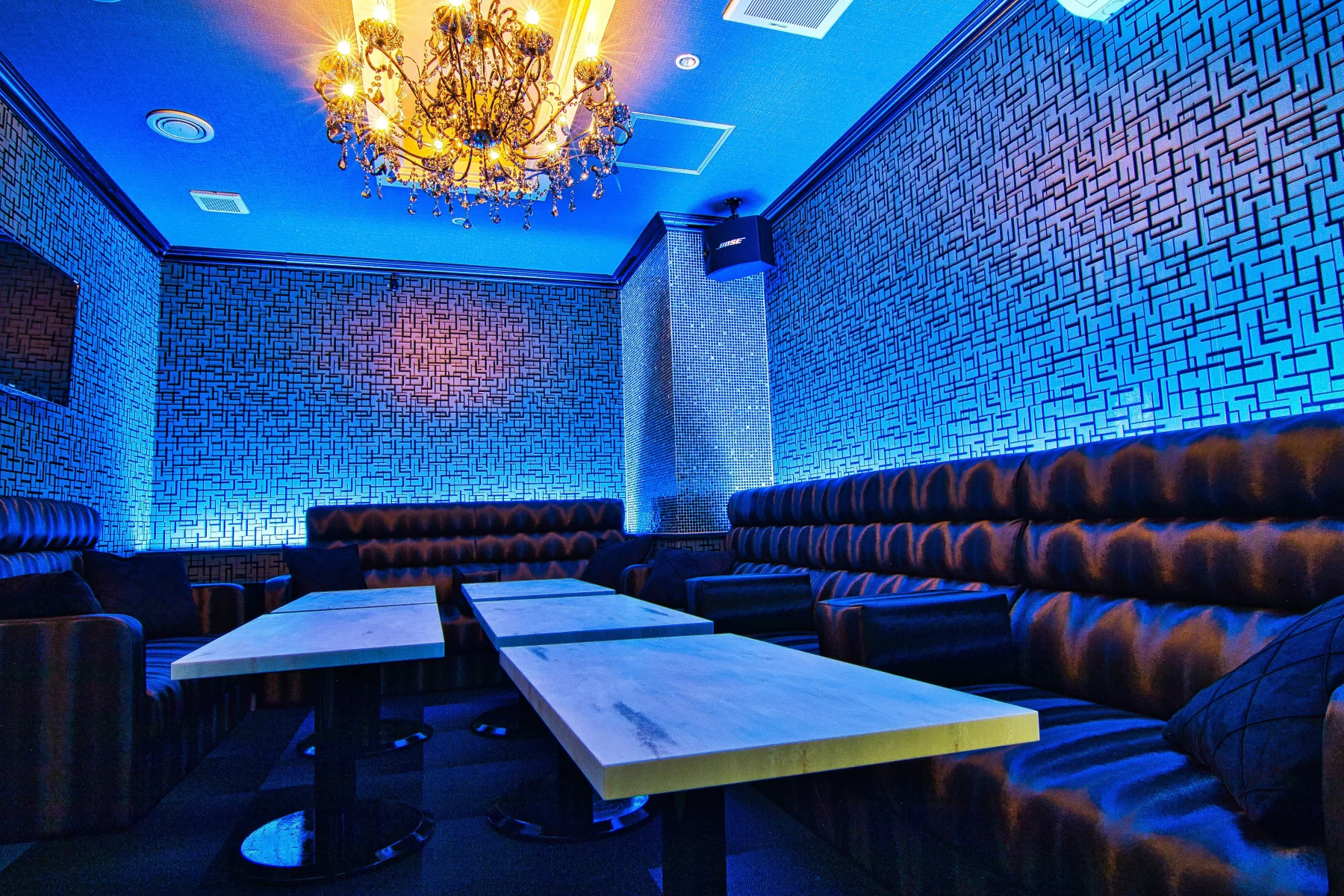 青い照明とシャンデリアが印象的なclub麒麟の客席イメージ